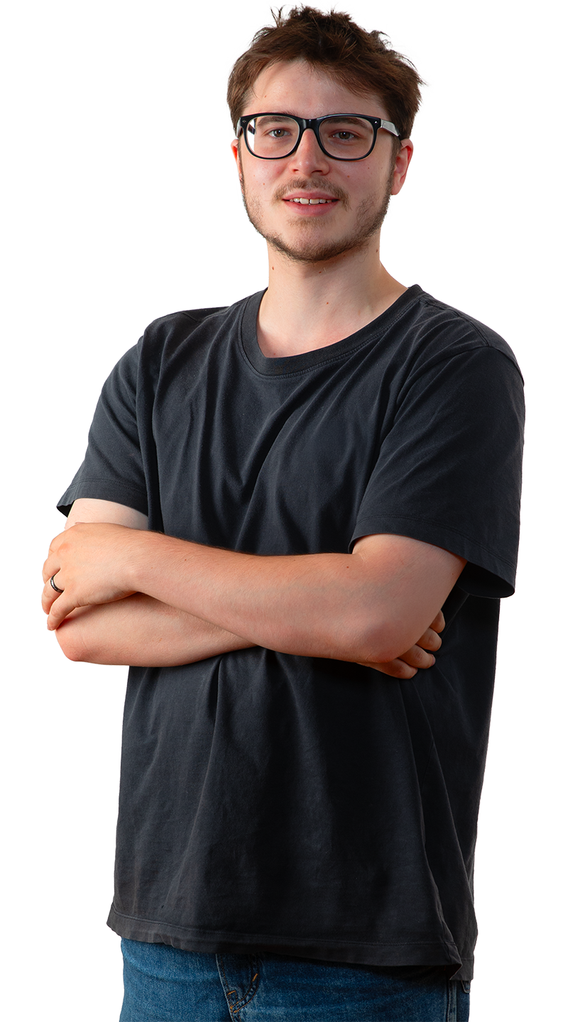 Mikail Althaus, Inhaber der Webagentur Weblinity und Webdesigner aus Münster, lächelnd mit verschränkten Armen.